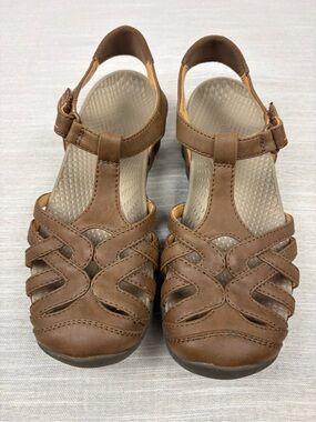 BareTraps Feena closed toe Brown Tan Strappy Leather T‑Strap Sandals
